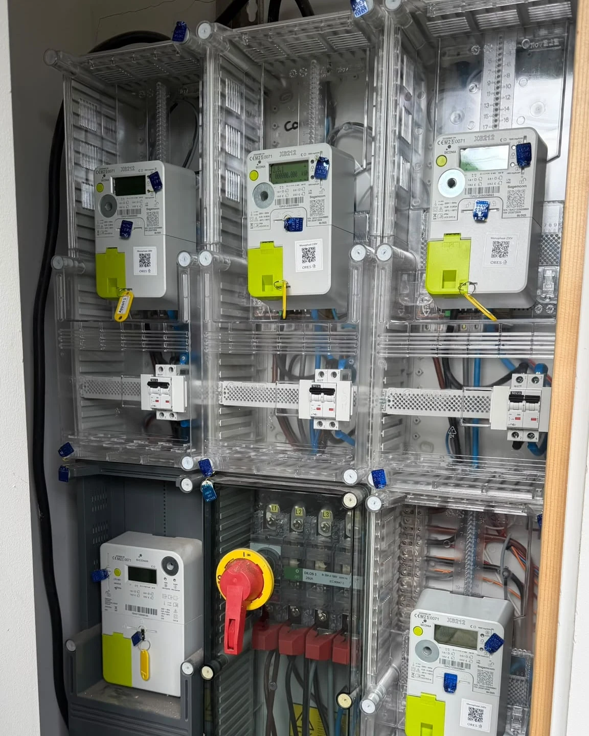 Armoire de comptage d'immeuble, compteurs communicants posés et étiquetés