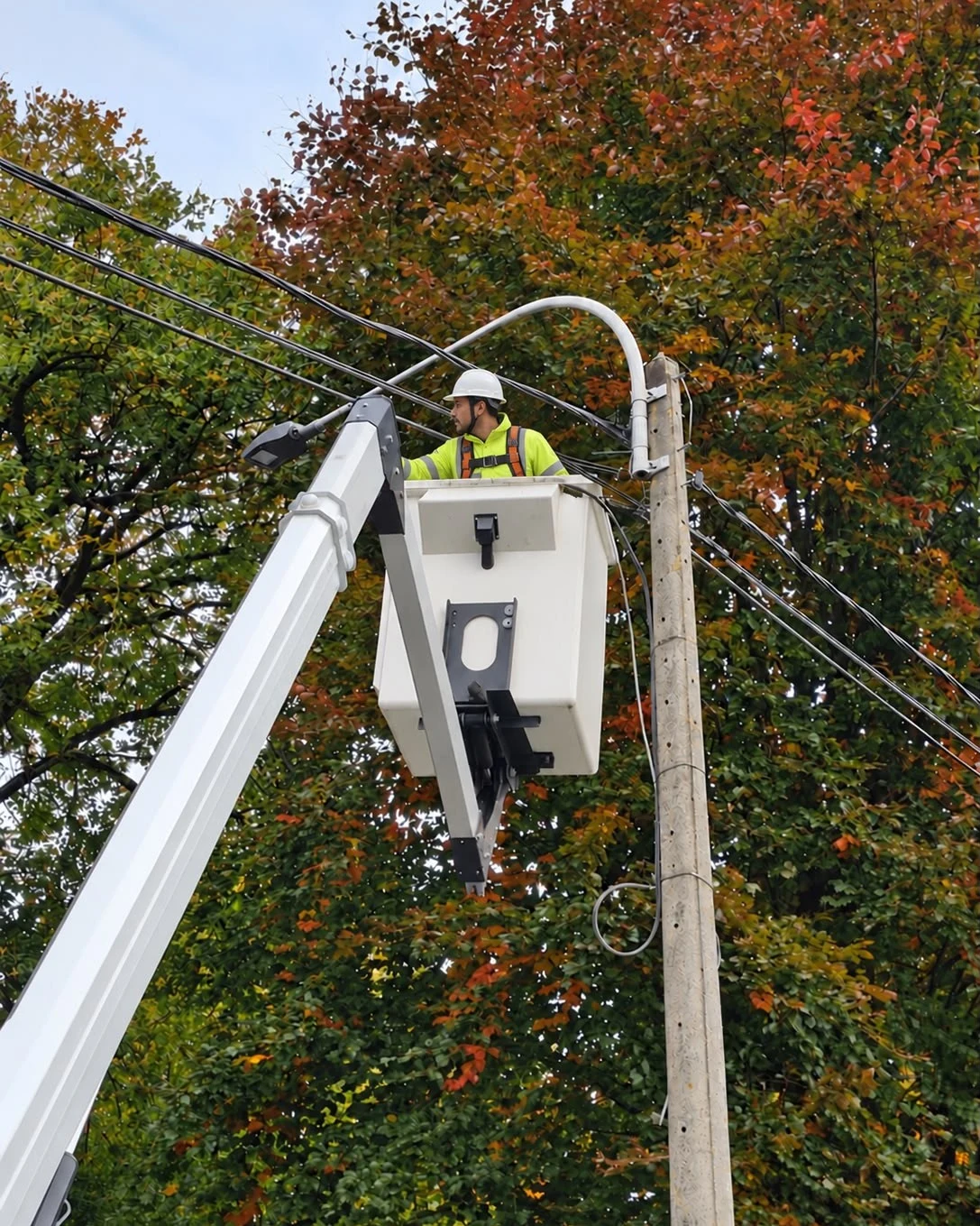 Technicien MAPI Elec en nacelle, intervention sur un lampadaire