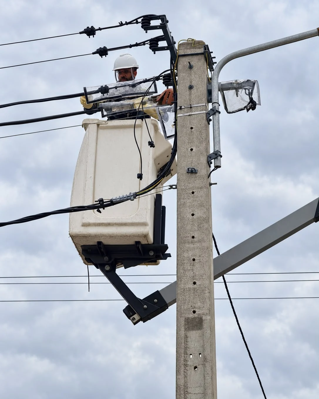 Technicien MAPI Elec en nacelle, intervention sur un réseau aérien